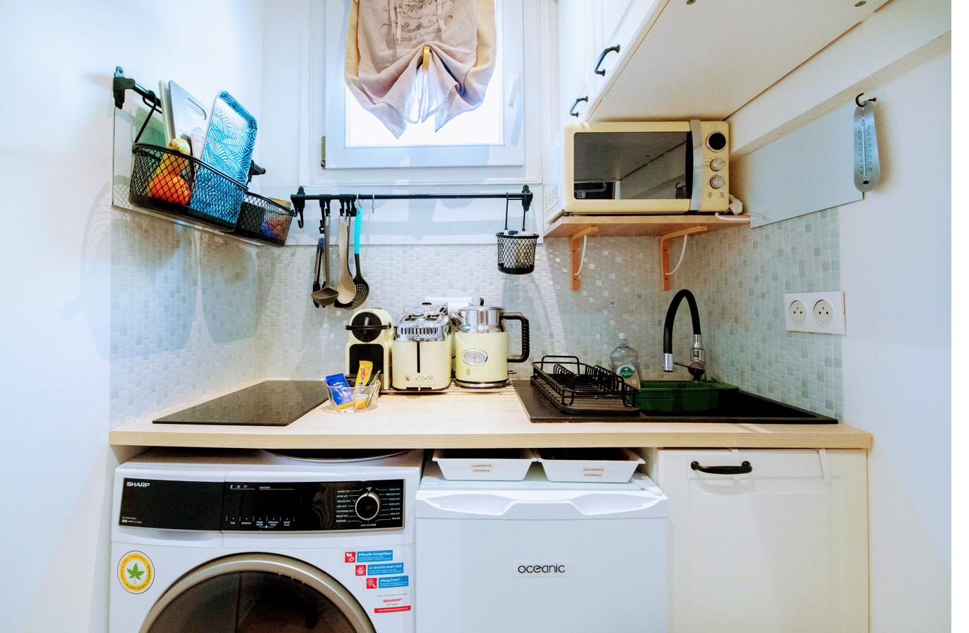 Cuisine équipée avec plaque à induction, micro-ondes et lave-linge