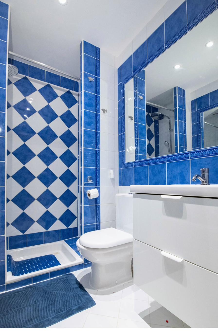 Douche avec carrelage bleu et blanc en damier