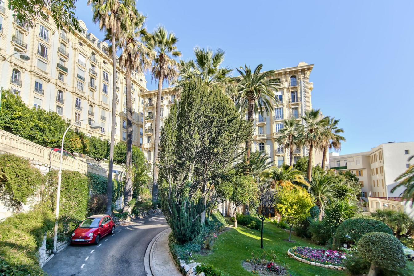 Immeubles Belle Époque et palmiers dans une avenue de Nice