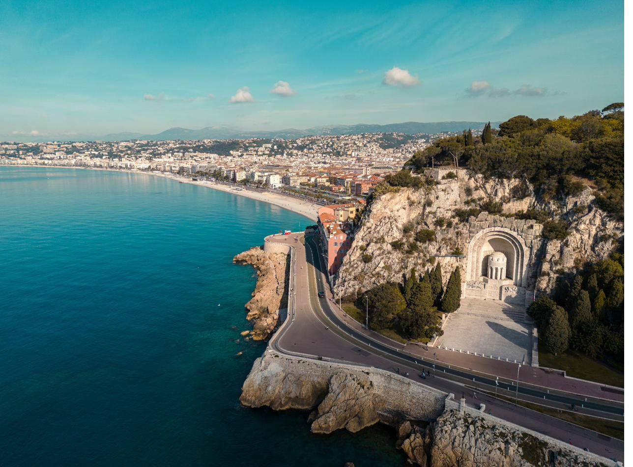 La corniche et la mer turquoise à la sortie est de Nice