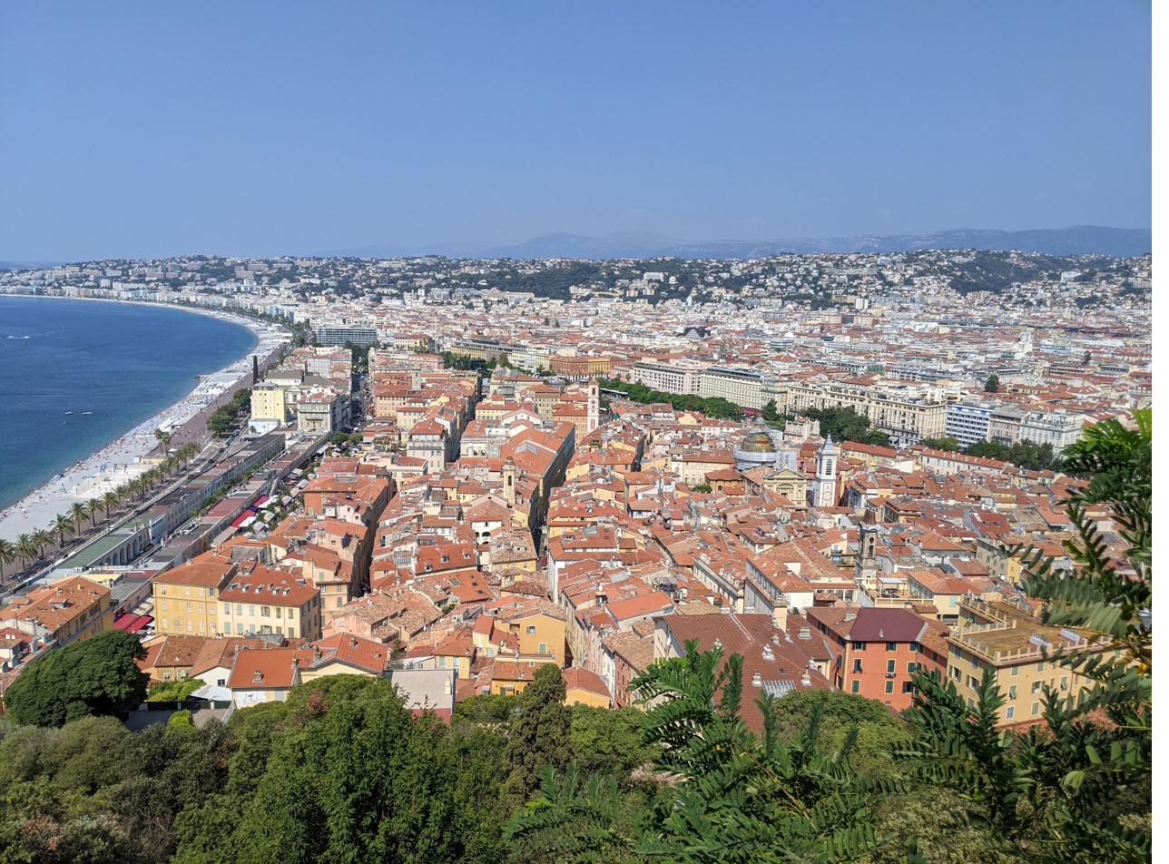Les toits ocre du Vieux-Nice vus depuis la colline du Château