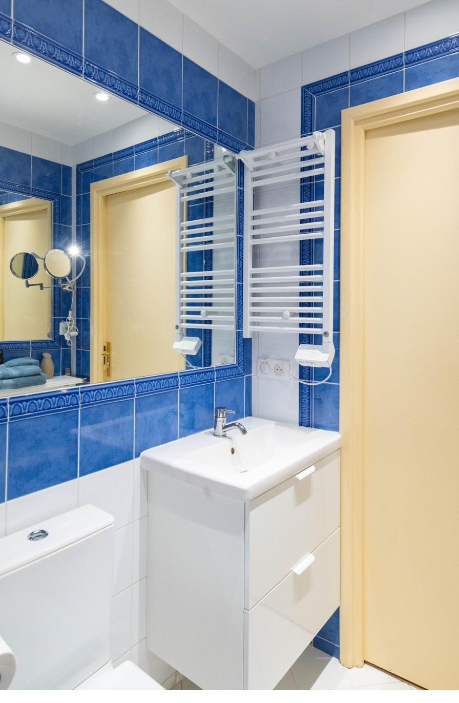 Lavabo, grand miroir et sèche-serviettes chauffant
