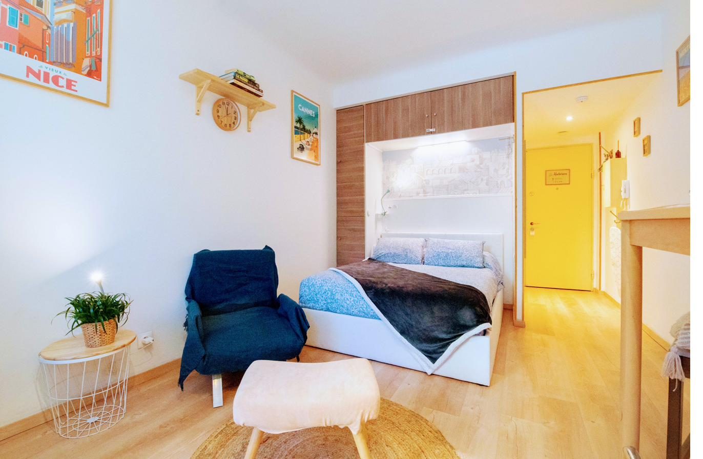 Le studio Haliviera vu depuis l'entrée, lit double et parquet clair